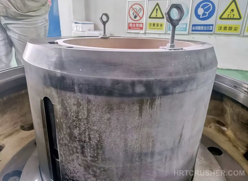 Installing low-temperature treated eccentric bushing into Metso HP500 eccentric hub